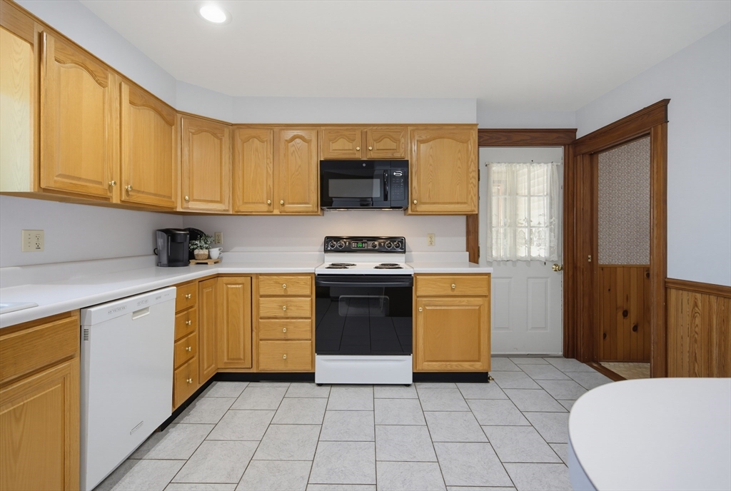 413 Goldthwaite Road Northbridge, MA 01588 - Photo 10 of 34