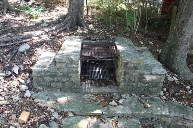 a view of a house with backyard