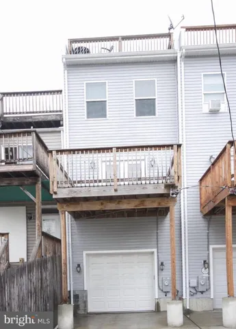a view of entryway with a wooden fence