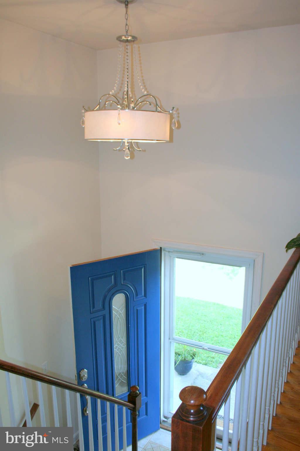 Ceramic Foyer w/Decorative Hanging Light Fixture