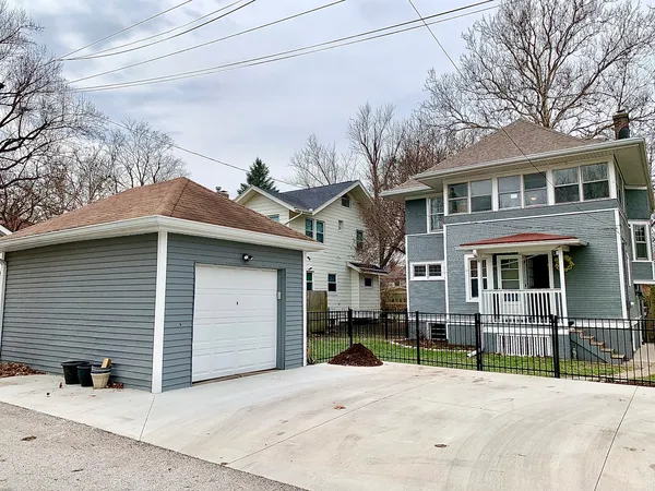 $305,000 | 1413 North Clinton Boulevard, Bloomington, IL 61701