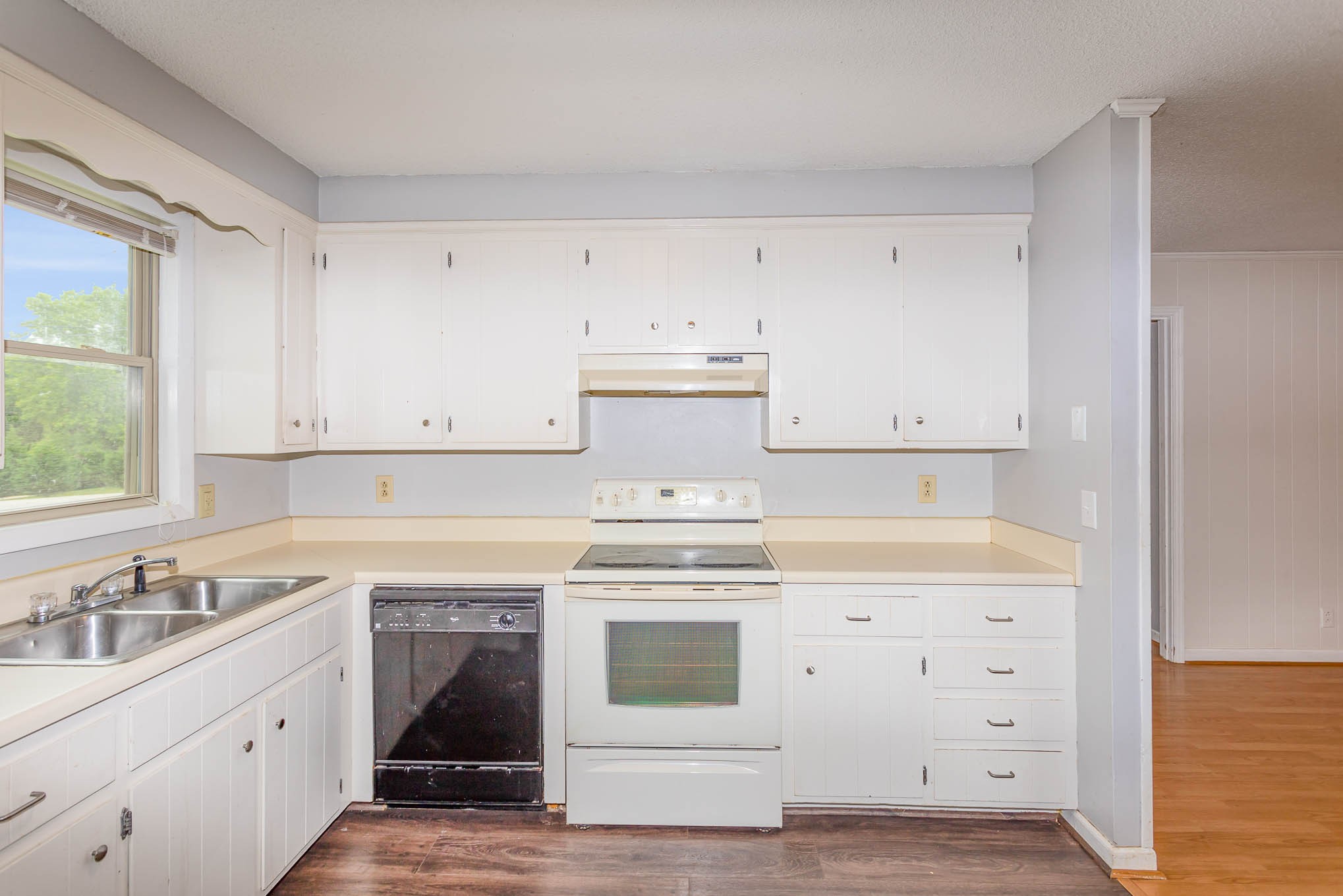 340 Dean Road Clarksville, TN 37040 - Photo 11 of 30 a kitchen with cabinets appliances and a window
