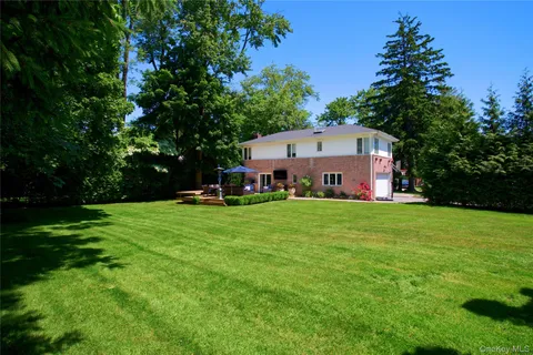 $1,899,000 | 16 Cherrywood Lane, Port Washington, NY 11050