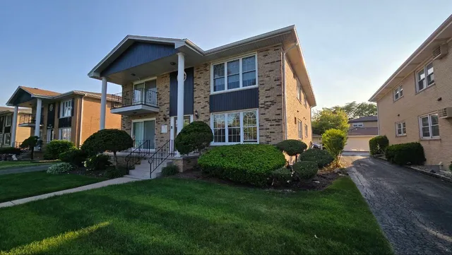 $2,100 | 4508 Elm Avenue, Unit B, Brookfield, IL 60513