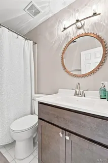 $189,900 | 5885 Nina Place, Unit 2E, St. Louis, MO 63112