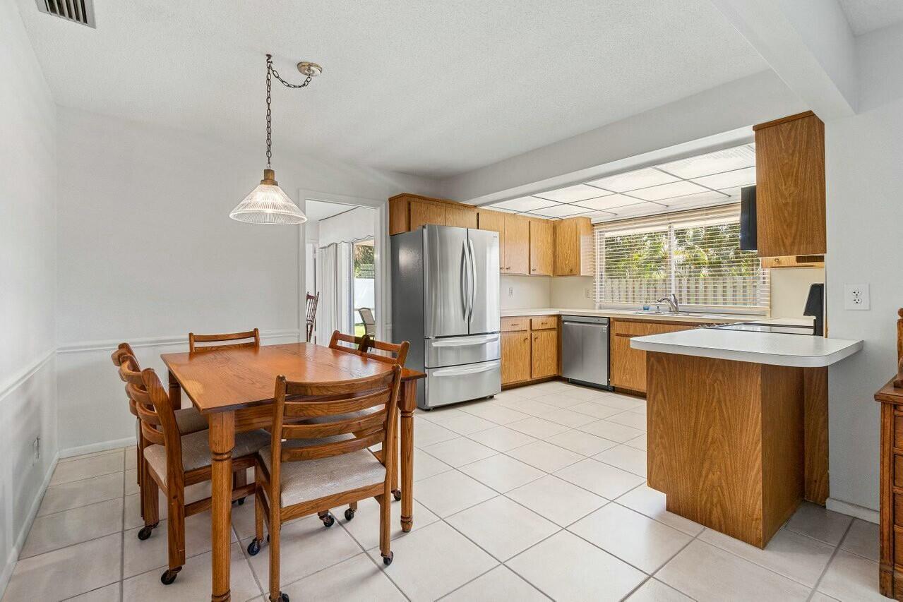 45 Golfview Drive Tequesta, FL 33469 - Photo 11 of 29 Eat In Kitchen