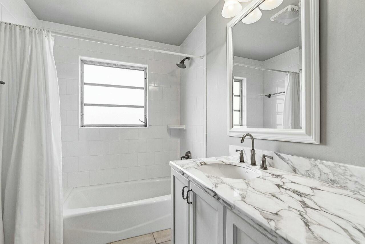 45 Golfview Drive Tequesta, FL 33469 - Photo 16 of 29 Hall Bathroom