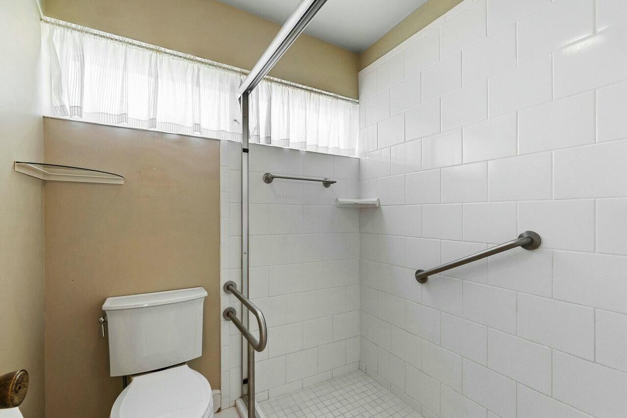 45 Golfview Drive Tequesta, FL 33469 - Photo 10 of 29 Primary Ensuite