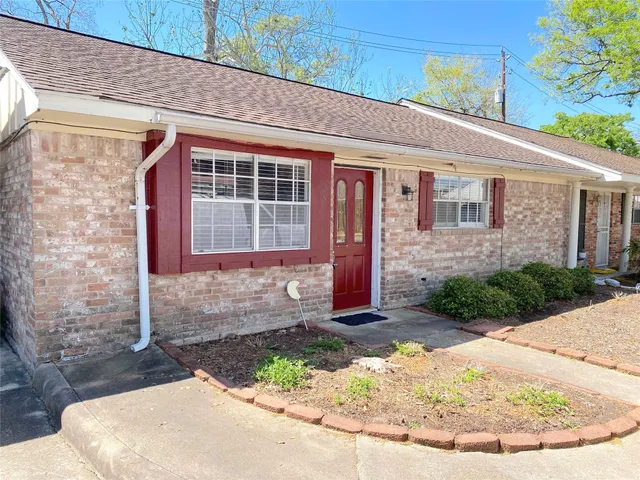 $1,400 | 10122 Shadow Wood Drive, Unit 23, Houston, TX 77043