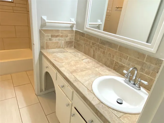 $1,400 | 10122 Shadow Wood Drive, Unit 23, Houston, TX 77043