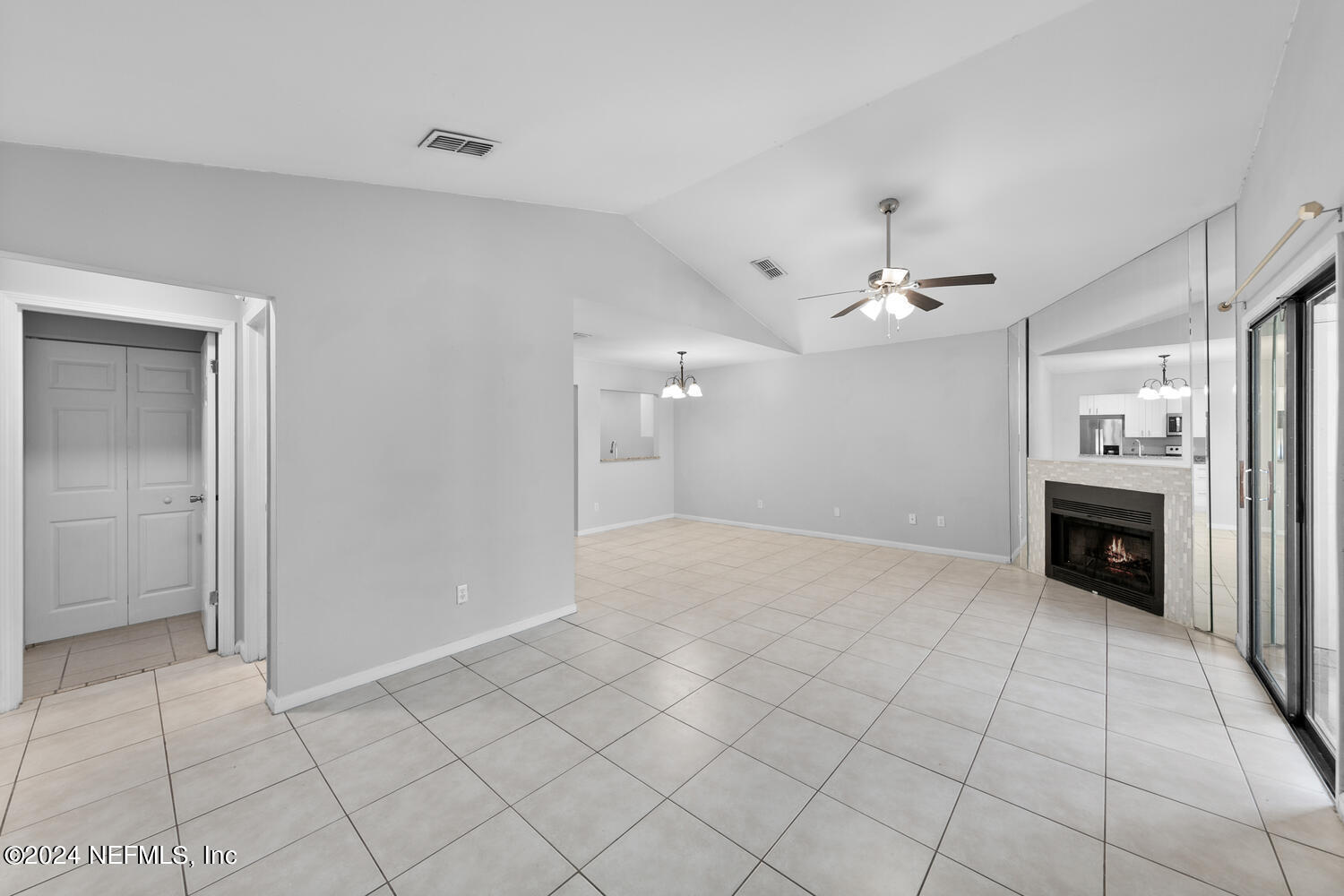 3801 Crown Point Road, Unit 2031 Jacksonville, FL 32257 - Photo 5 of 25 3801 Crown Point Rd 2031-large-006-013-A