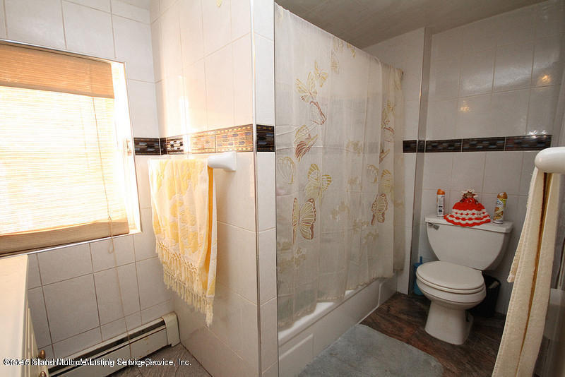 102-104 Robin Road Staten Island, NY 10305 - Photo 14 of 23 Bathroom. Right Unit
