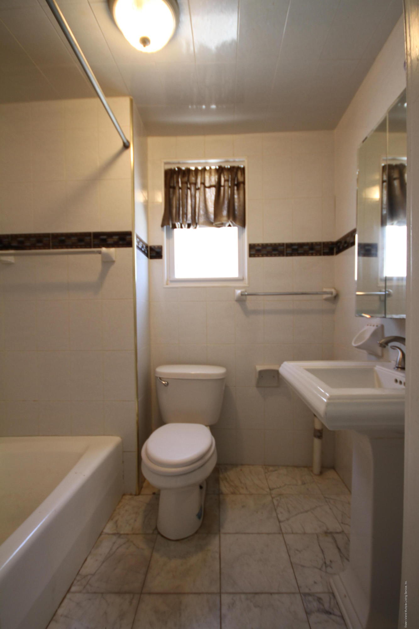 102-104 Robin Road Staten Island, NY 10305 - Photo 9 of 23 Full Bathroom. Left Unit