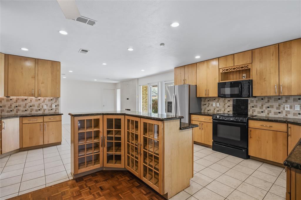 15721 Mapleview Circle Dallas, TX 75248 - Photo 12 of 40