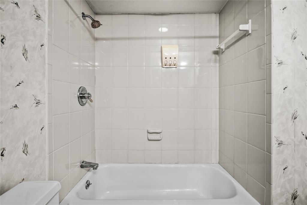 15721 Mapleview Circle Dallas, TX 75248 - Photo 21 of 40