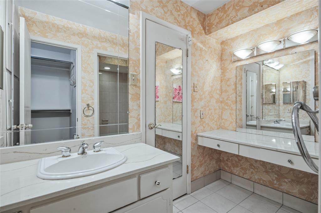 15721 Mapleview Circle Dallas, TX 75248 - Photo 28 of 40