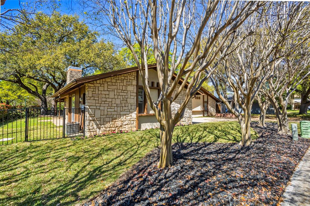 15721 Mapleview Circle Dallas, TX 75248 - Photo 3 of 40