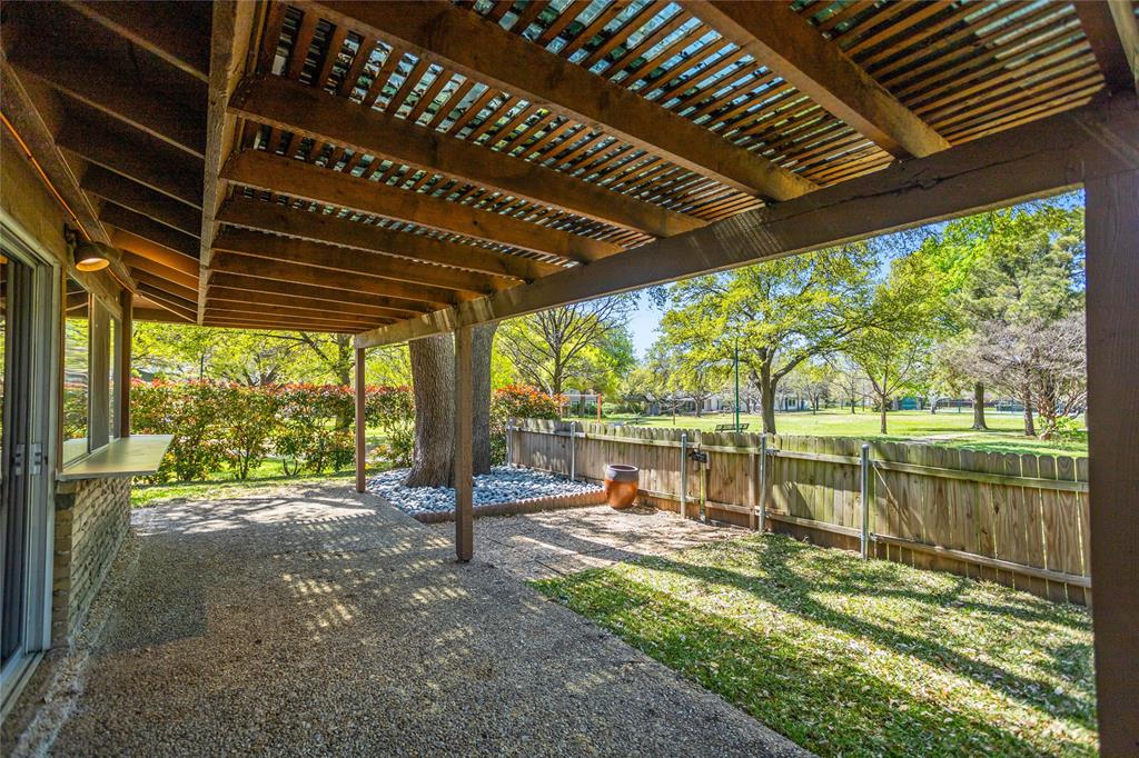 15721 Mapleview Circle Dallas, TX 75248 - Photo 32 of 40