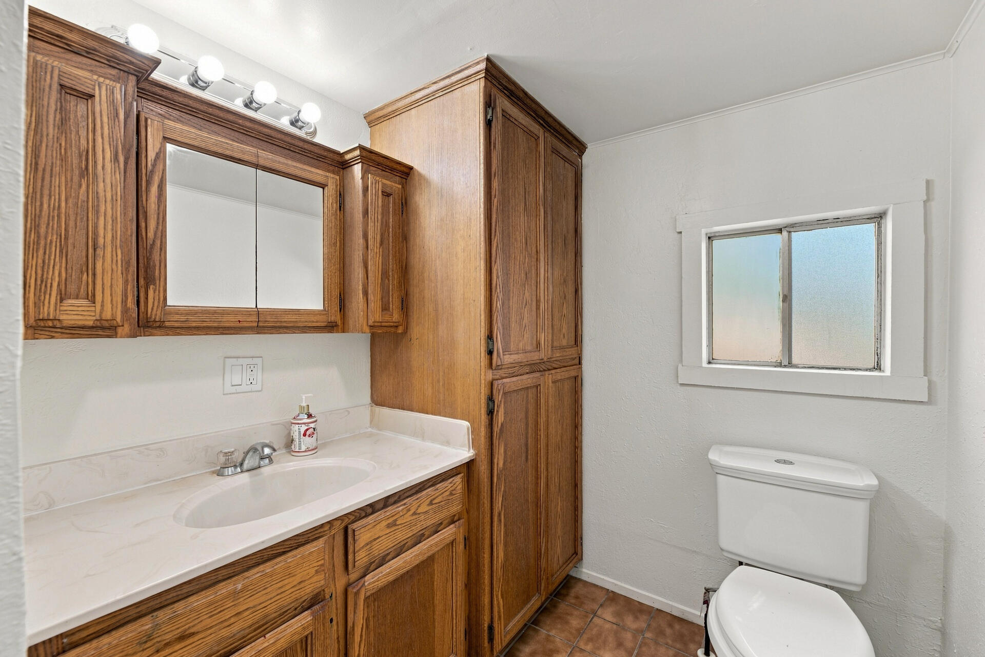 10052 Harley Leighton Road Redding, CA 96003 - Photo 20 of 34 Bathroom