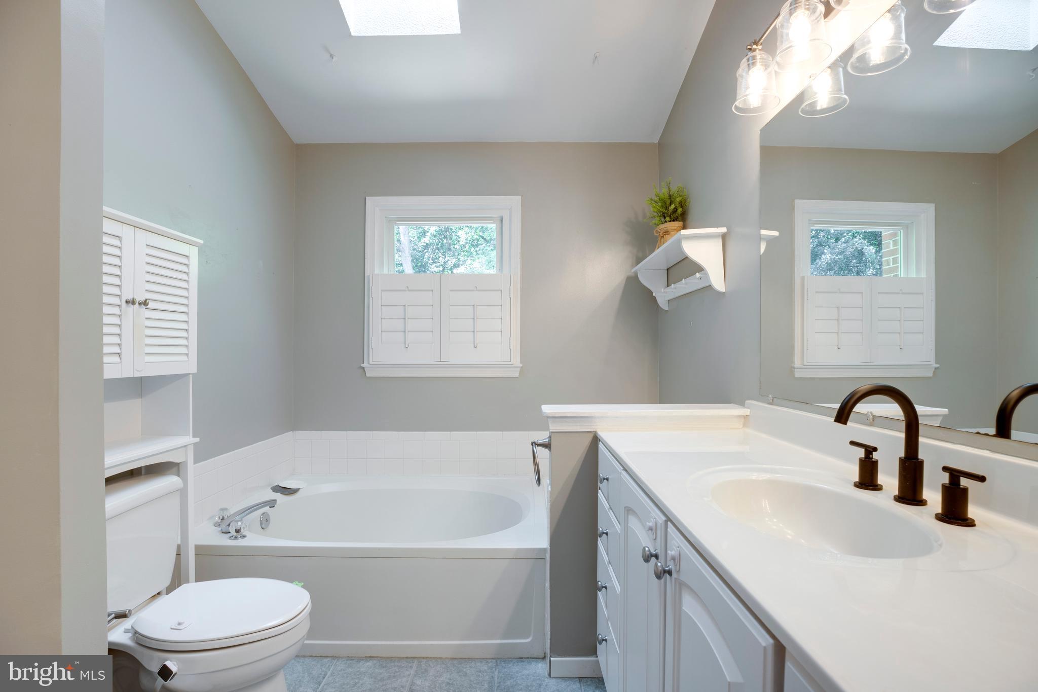160 Washington Street Occoquan, VA 22125 - Photo 23 of 30 a bathroom with a sink a toilet and a bathtub