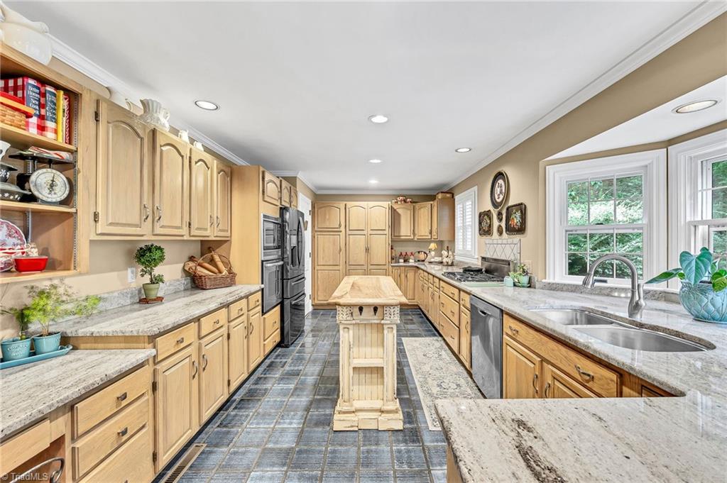 978 Nottingham Road High Point, NC 27262 - Photo 10 of 47 Gallery Image 10