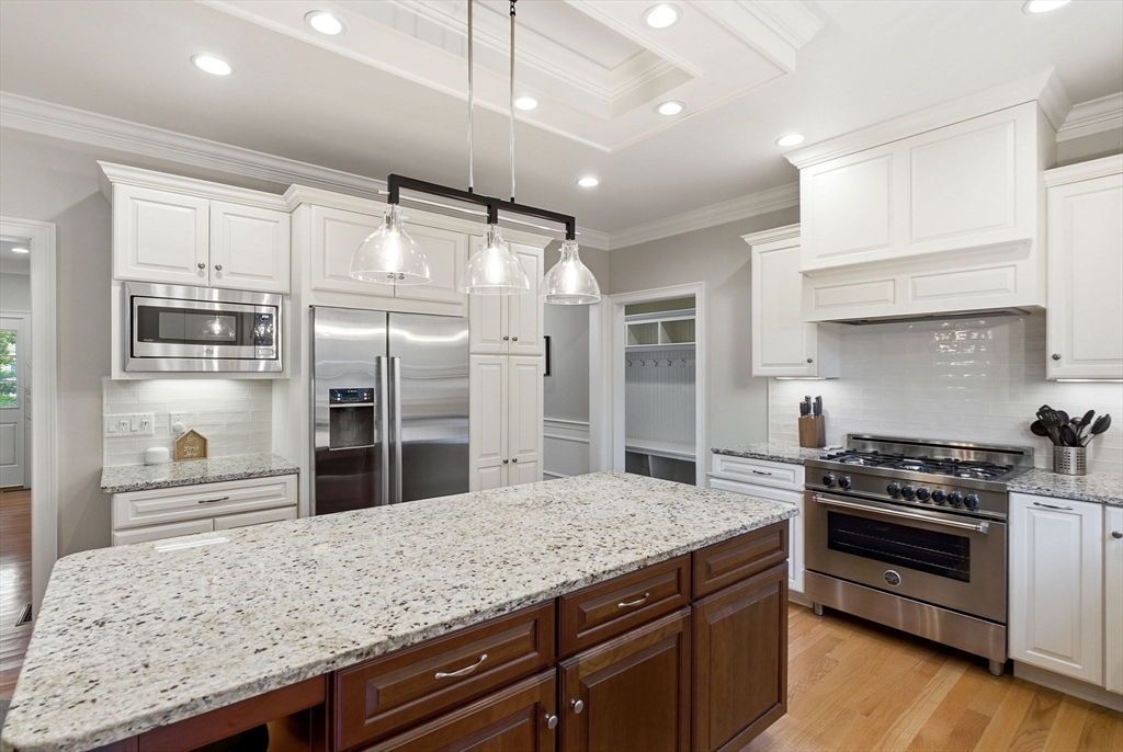 7 Davis Road Bedford, MA 01730 - Photo 3 of 37