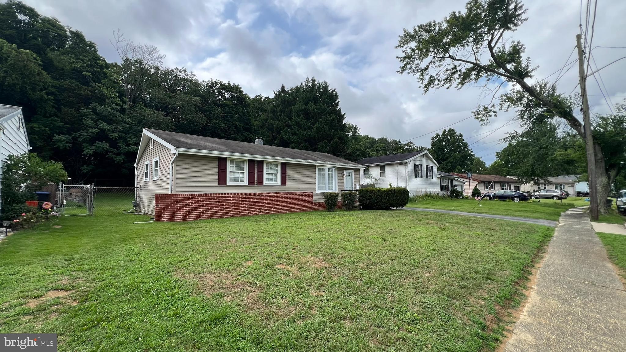 227 Somerset Road Deptford, NJ 08096 - Photo 3 of 31