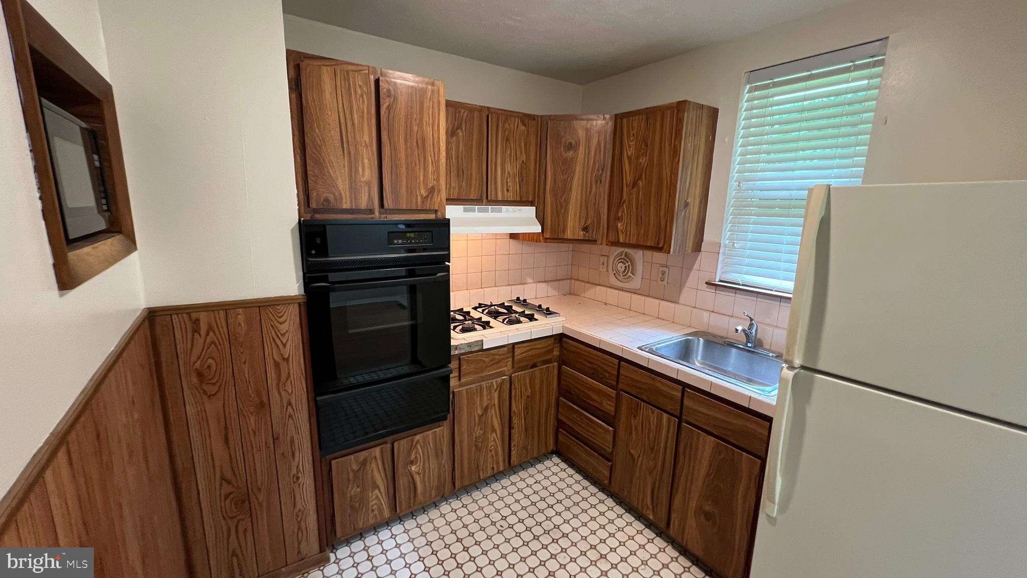 227 Somerset Road Deptford, NJ 08096 - Photo 9 of 31