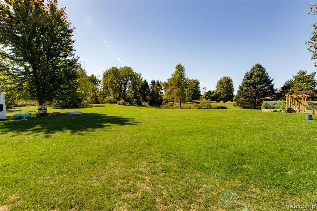 2467 Bull Run Road Oxford, MI 48371 - Photo 35 of 41