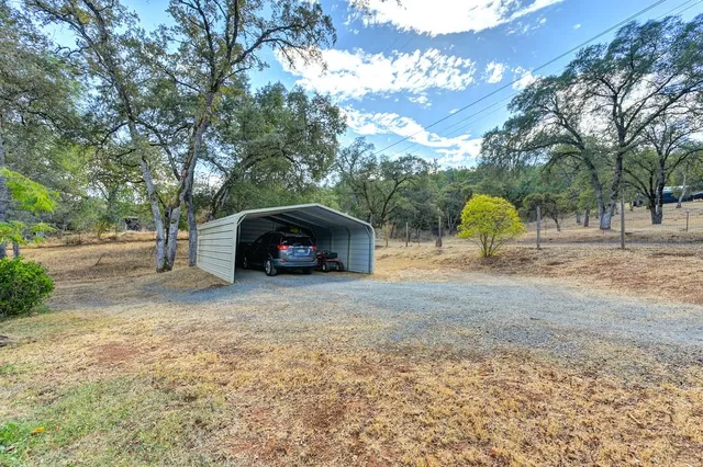 a view of a house with a backyard
