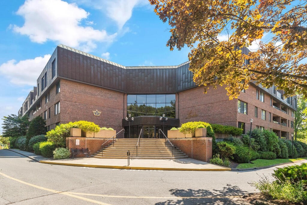 404 Paradise Road, Unit 3P Swampscott, MA 01907 - Photo 1 of 30 Gallery Image 1