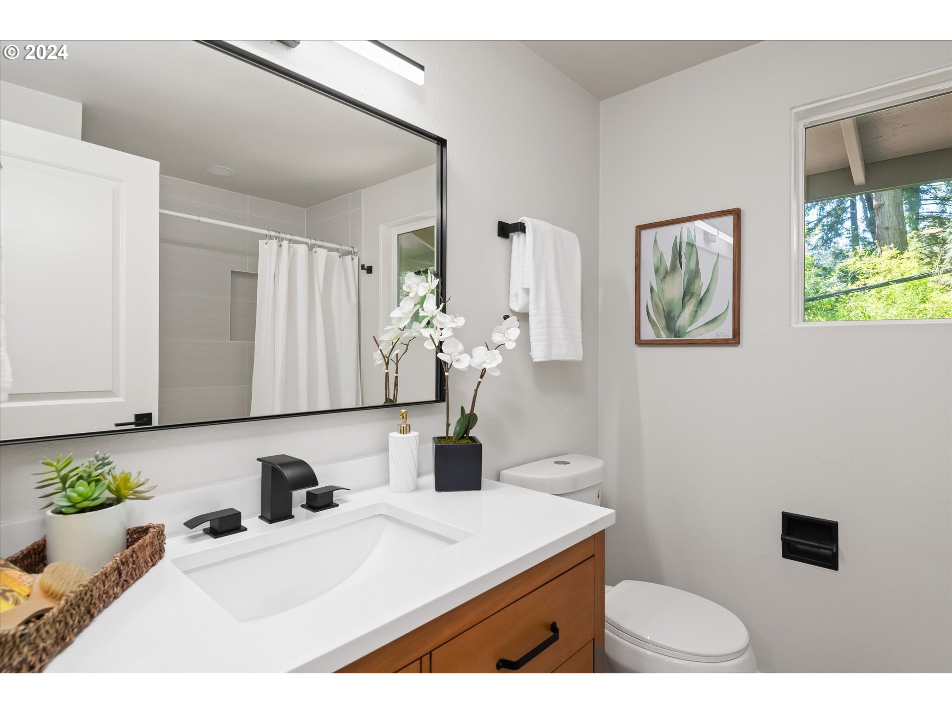 70 Coachman Drive Eugene, OR 97405 - Photo 21 of 43 a bathroom with a sink vanity and a mirror