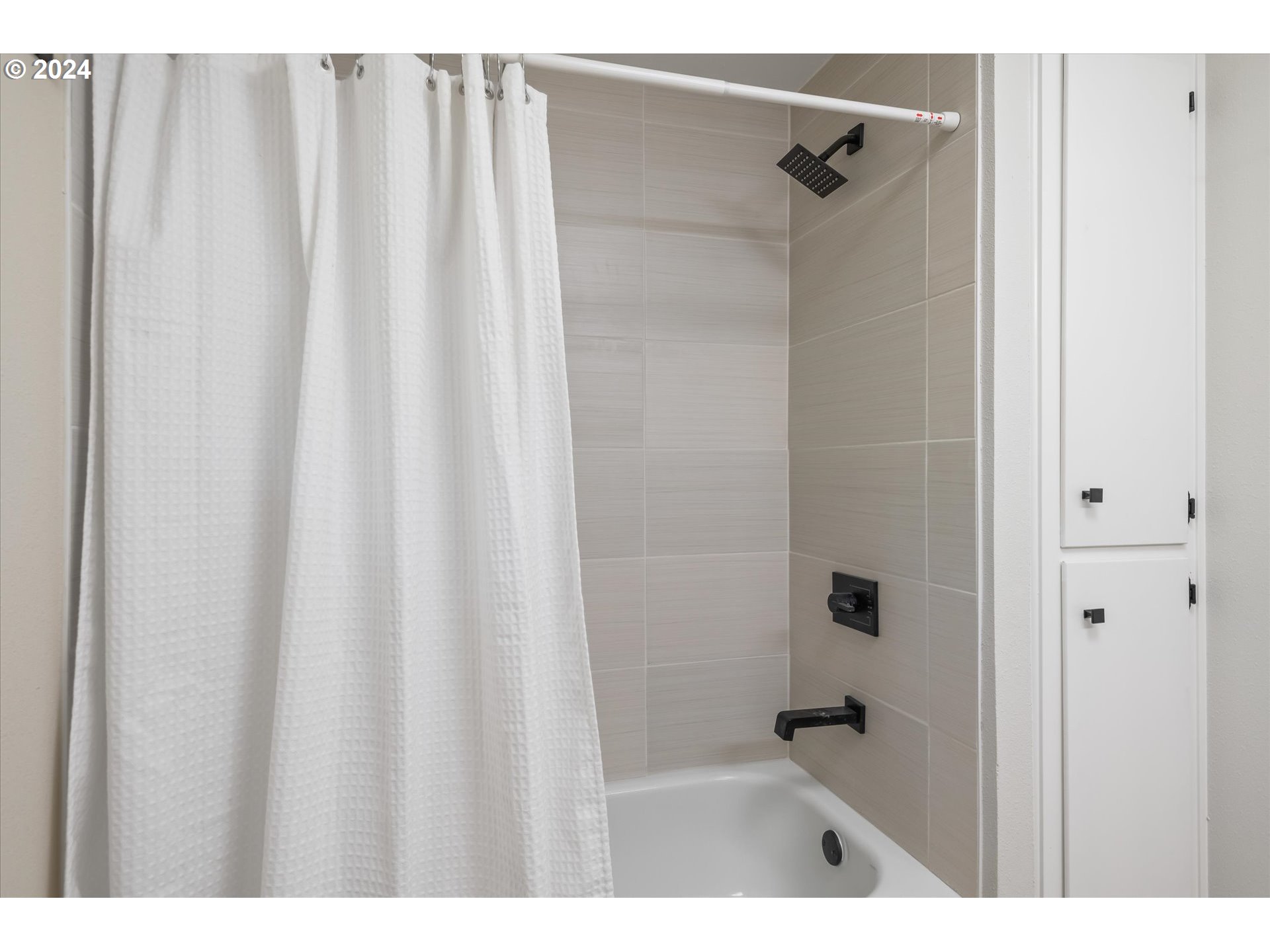 70 Coachman Drive Eugene, OR 97405 - Photo 22 of 43 a bathroom with a shower and a shower curtain