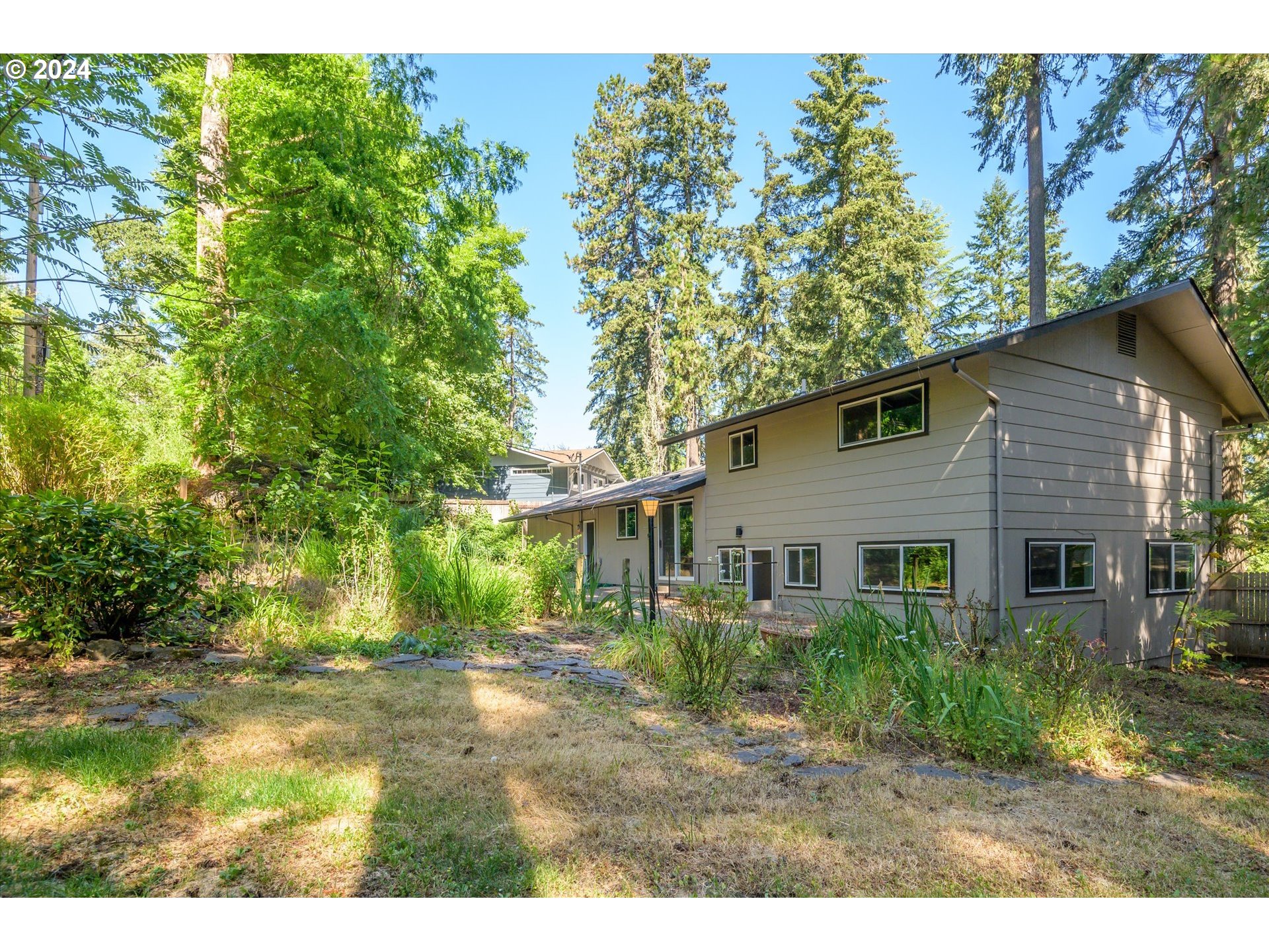 70 Coachman Drive Eugene, OR 97405 - Photo 28 of 43 a backyard of a house with a garden and plants