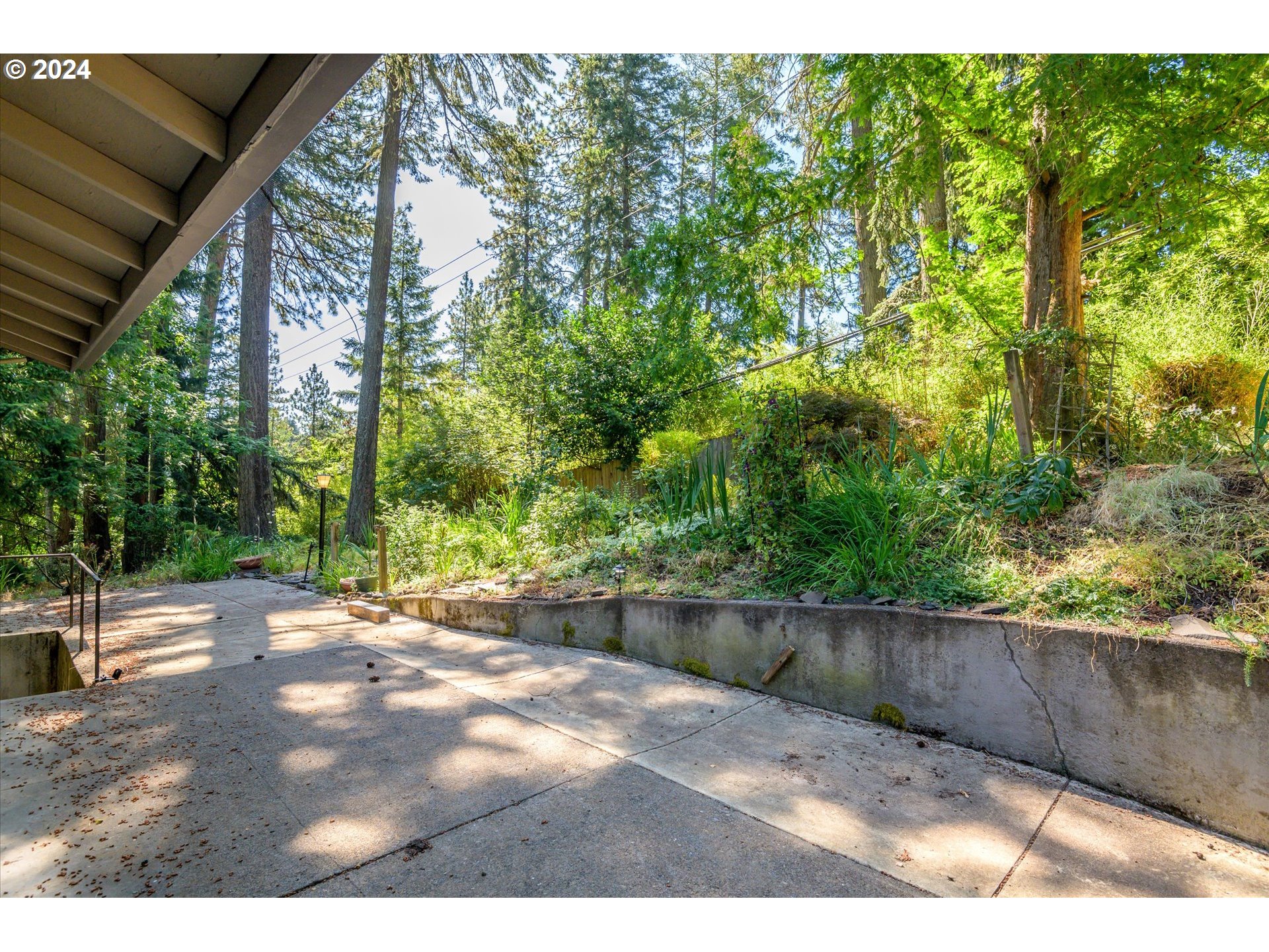 70 Coachman Drive Eugene, OR 97405 - Photo 35 of 43 a backyard of a house with lots of green space