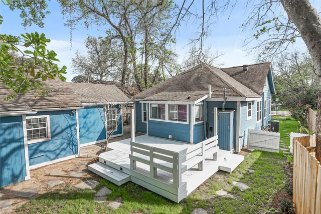 a view of house with outdoor seating yard