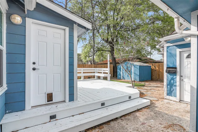 a view of house with backyard and tree