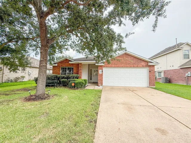 $299,900 | 6009 Village Grove Drive, Pearland, TX 77581