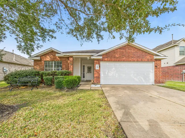 $299,900 | 6009 Village Grove Drive, Pearland, TX 77581