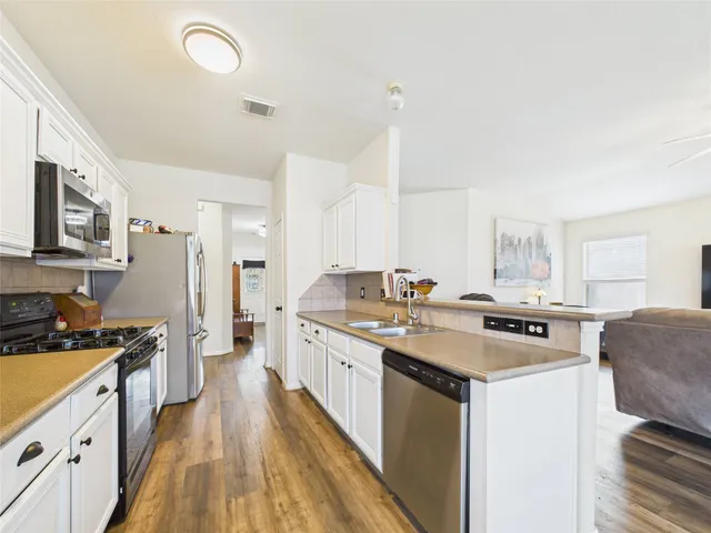 $299,900 | 6009 Village Grove Drive, Pearland, TX 77581