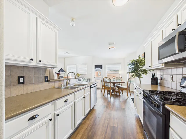 $299,900 | 6009 Village Grove Drive, Pearland, TX 77581