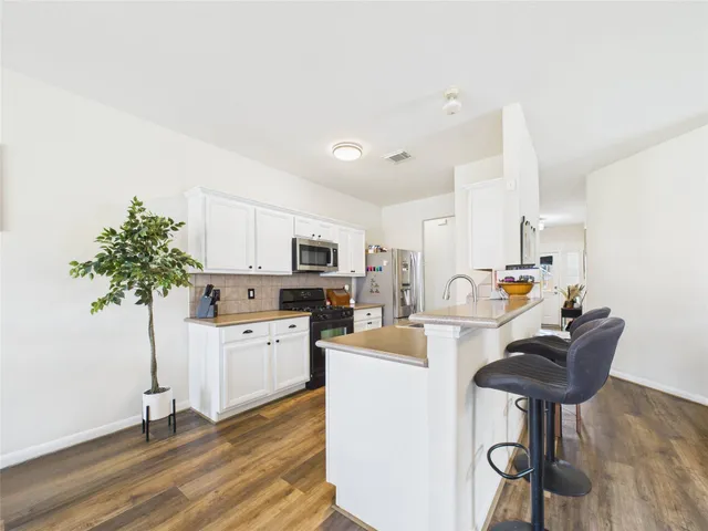 $299,900 | 6009 Village Grove Drive, Pearland, TX 77581