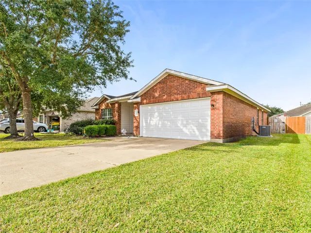 $299,900 | 6009 Village Grove Drive, Pearland, TX 77581