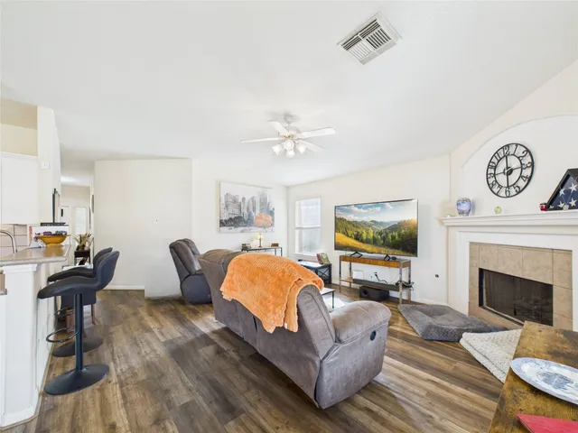 $299,900 | 6009 Village Grove Drive, Pearland, TX 77581