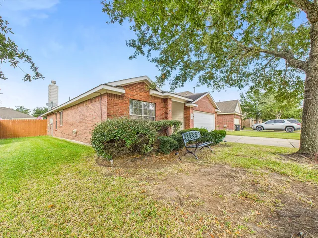 $299,900 | 6009 Village Grove Drive, Pearland, TX 77581