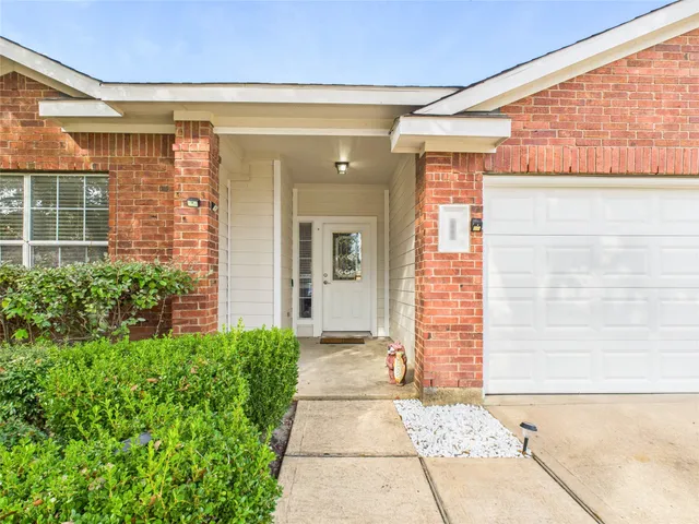 $299,900 | 6009 Village Grove Drive, Pearland, TX 77581