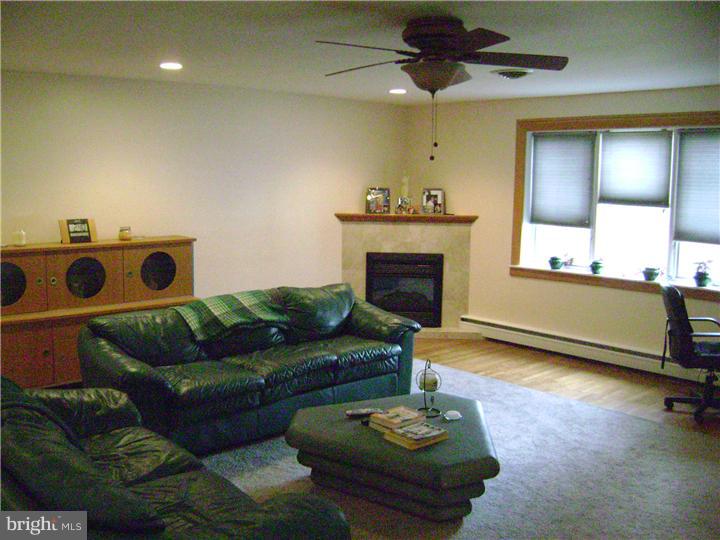 528 Doylestown Road Lansdale, PA 19446 - Photo 4 of 25 Living Room