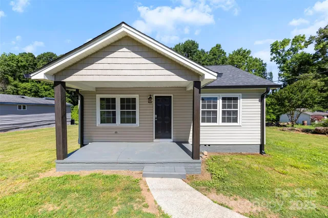 a view of a house with a backyard