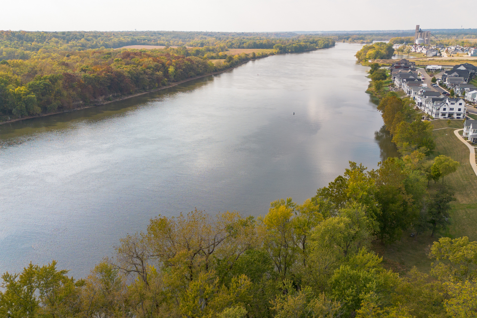 1994 North 2753rd Road Ottawa, IL 61350 - Photo 25 of 37 a view of a lake with a city