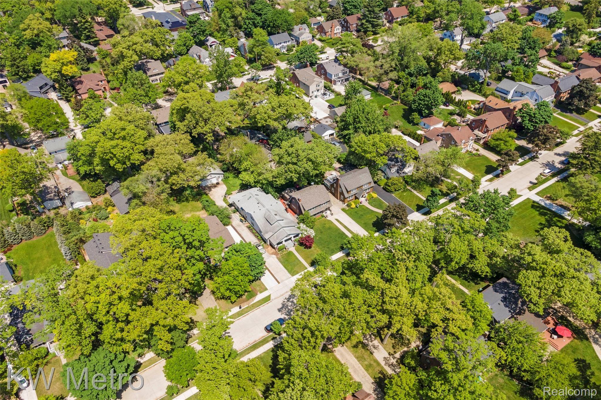 124 Cambridge Boulevard Pleasant Ridge, MI 48069 - Photo 41 of 54 DJI_0923.jpg